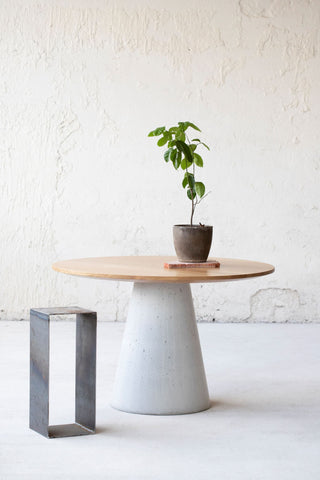 Minimalistic design dining table. Natural oak table top, concrete table base. - betono.lt